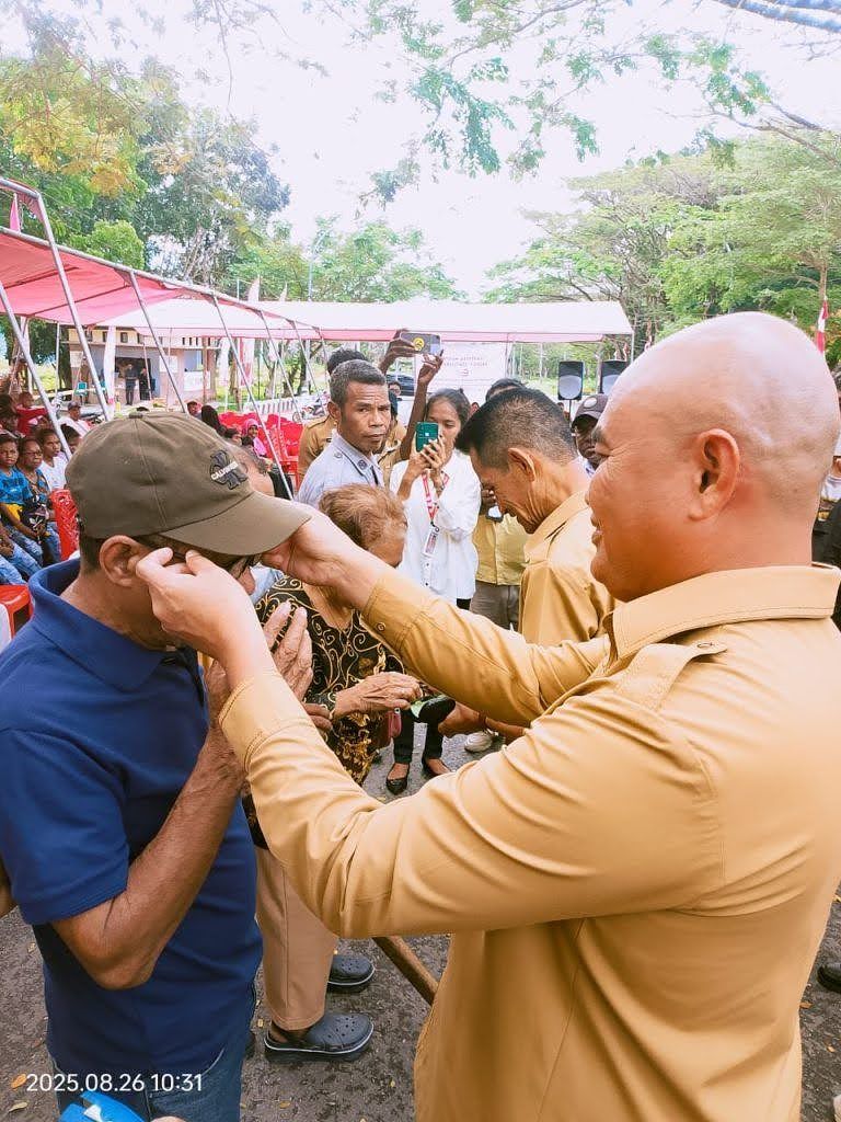 Bupati Kepulauan Aru Timotius Kaidel Salurkan Bantuan Sosial dan Gelar Pengobatan Gratis