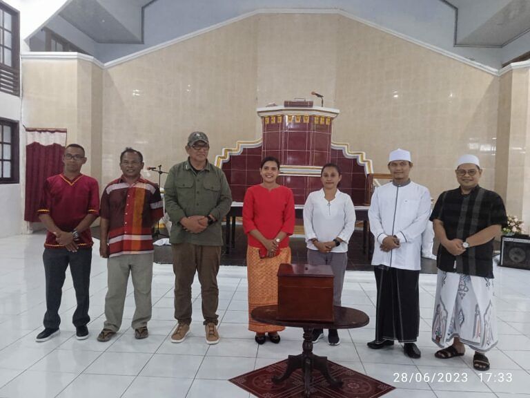 Kembali Kunjungi Kei Besar, Bupati Thaher Serahkan Bantuan di Gereja dan Mesjid