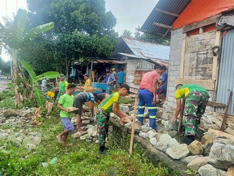 Hadir Di Tengah Masyarakat, Satgas Yonarmed 1 Kostrad Gotong Royong Bantu Renovasi Rumah