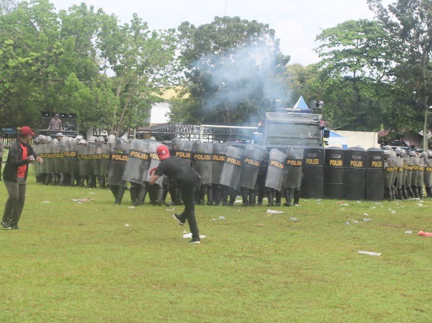 Brimob Batalyon B Pelopor Tampil Dalam Simulasi Sispamkota Polres Maluku Tengah