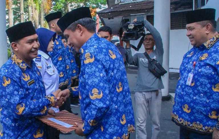 Penjabat Wali Kota Ambon Serahkan SK Kepada ASN dan PPPK