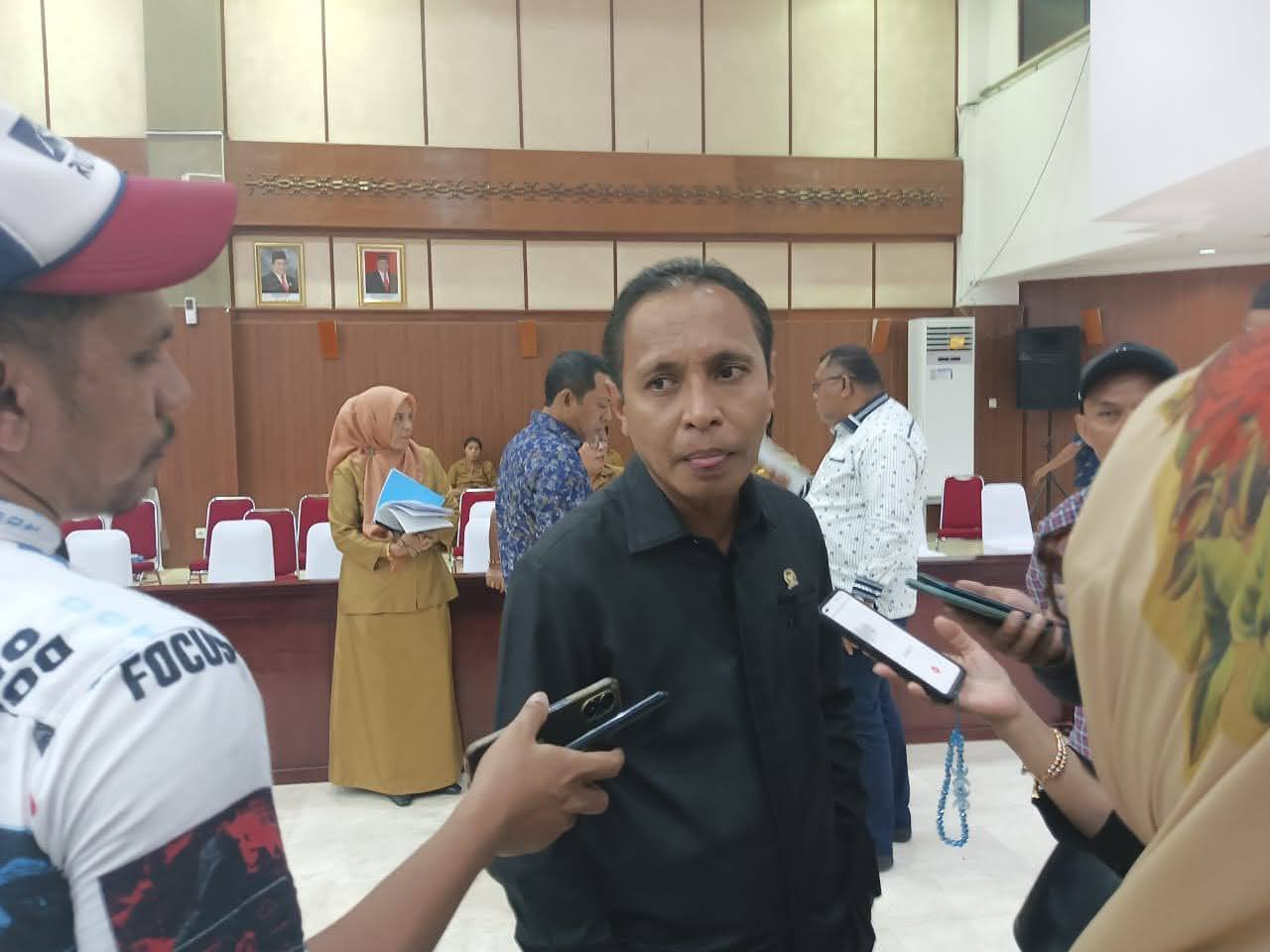 Gubernur Dan Wakil Tidak Hadir Dalam Paripurna DPRD . SuaraReformasi.Com.Untuk sekian kaliannya Gubernur Maluku, Murad Ismail tidak hadir dalam rapat paripurna DPRD Provinsi Maluku kali ini Wakil Gube