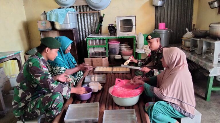 Dorong Perekonomian Masyarakat, Satgas Yonarmed 1 Kostrad Ajarkan Pembuatan Roti Kacang