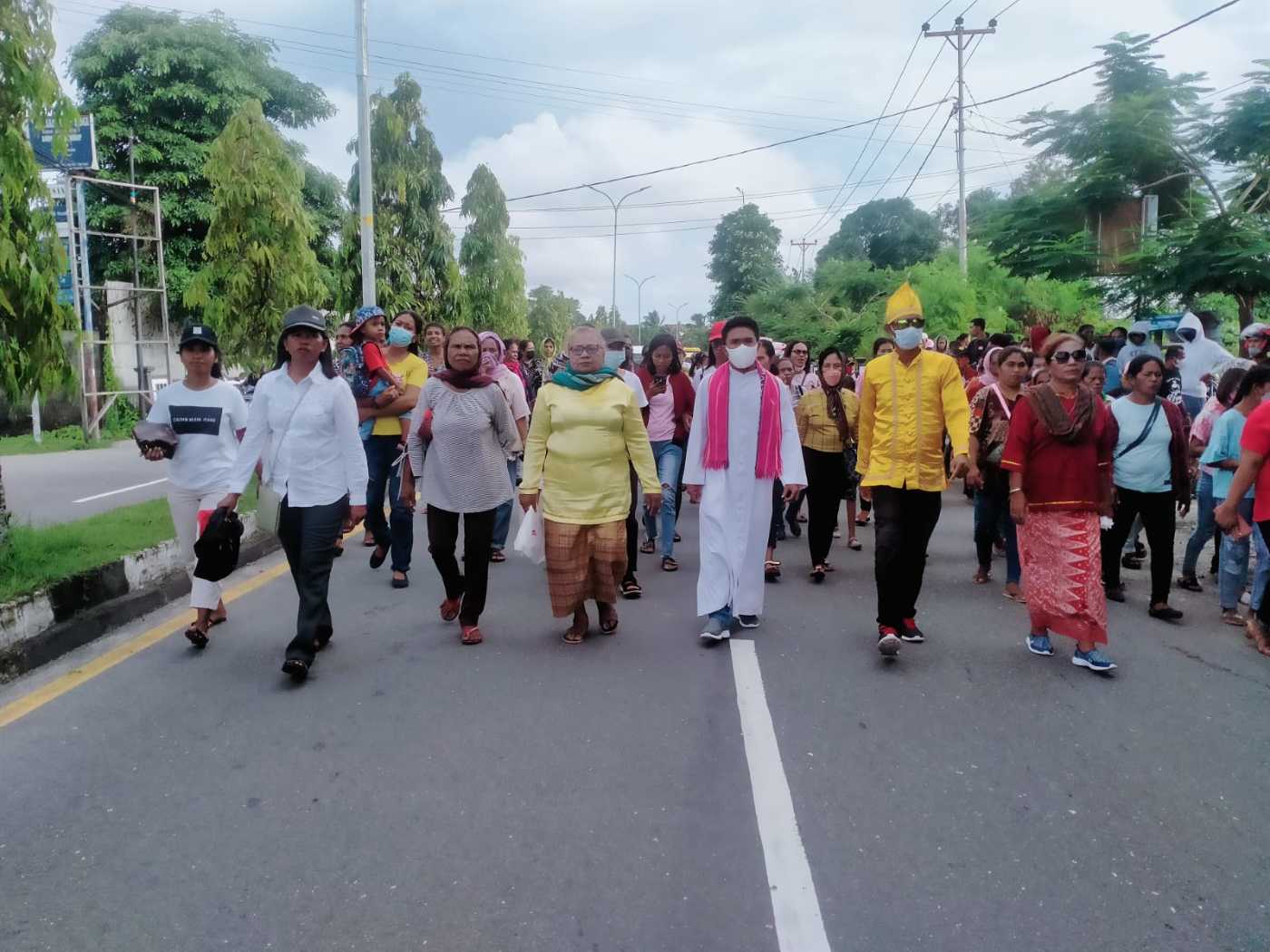 Umat Paroki Namar Menghantar Pastor Jemris Dengan Linangan Air Mata.