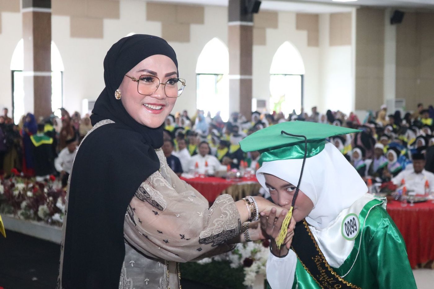 Bunda Literasi Maluku Pindahkan Tali Toga di Wisuda Al-Qur'an Massal