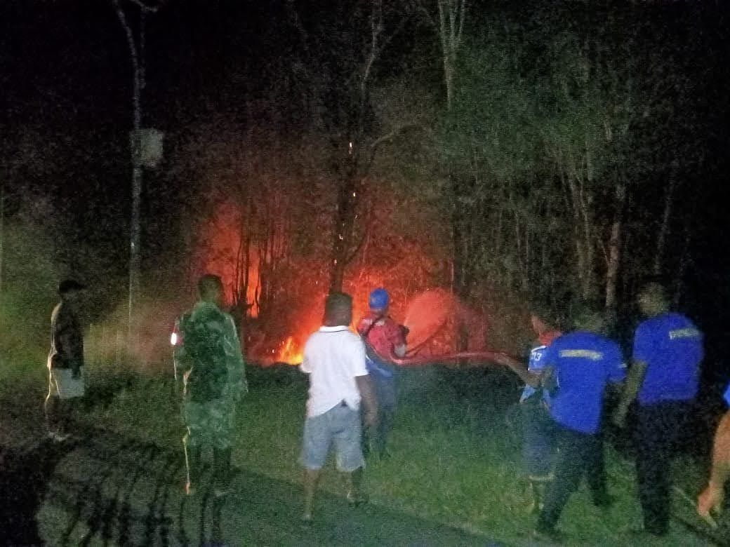 Kebakaran Lahan Kayu Putih Dan Ilalang, Babinsa Terjun Ke Lapangan