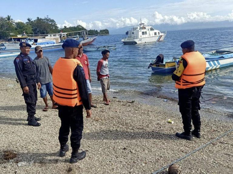 Tingkatkan Keselamatan Nelayan, Tim SAR Brimob Sambangi Nelayan Soahuku