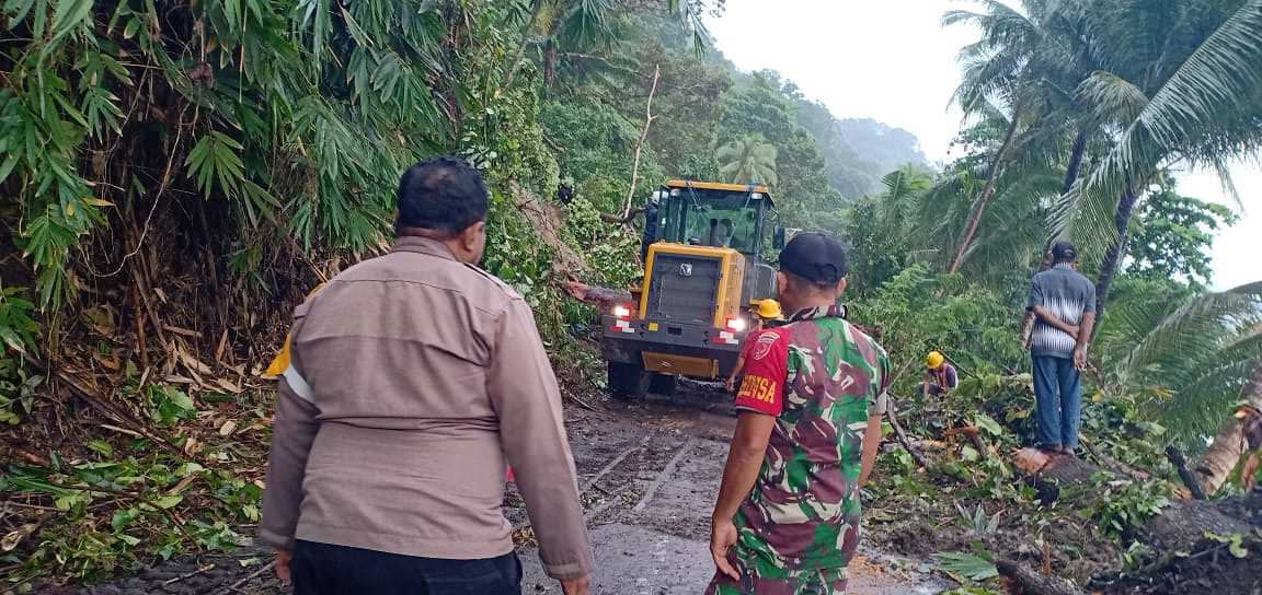 Longsor Di Larike Berhasil Di Bersihkan Dengan Alat Berat