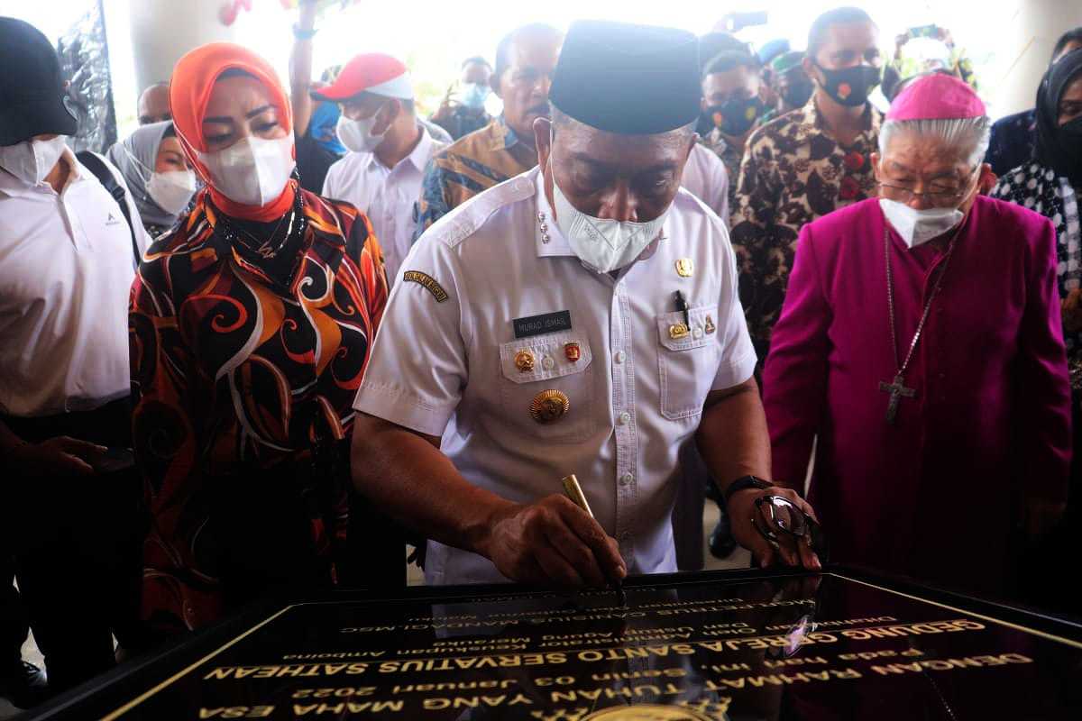 Gubernur MI Resmikan Gedung Gereja Santo Servatius Sathean di Malra