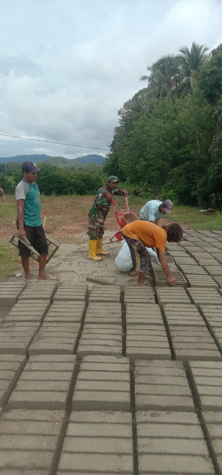 Tingkatkan kebersamaan, Babinsa Koramil 1506-04/Waeapo bantu warga buat batako.