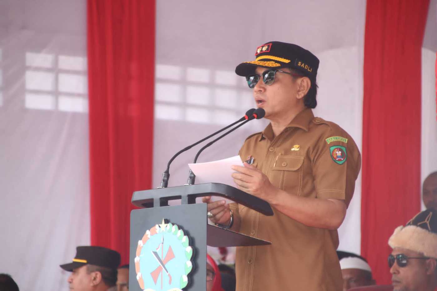 SEKDA SAMPAIKAN PESAN GUBERNUR PADA UPACARA PERINGATAN PENAIKAN BENDERA MERAH PUTIH PERTAMA DI NEGERI HITUMESSING