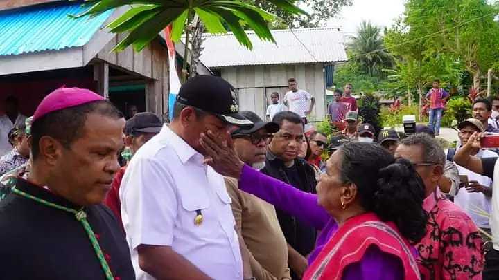 Bupati Malra Menjadi Batu Pertama Gereja St. Yosep Reyamru