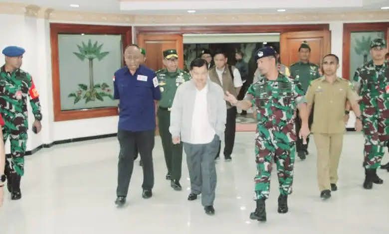 Tiba Di Bandara Pattimura Ambon, Mantan Wapres RI Jusuf Kalla Di Sambut Danlanud Pattimura