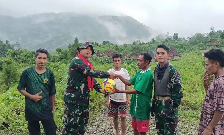 Peduli Gizi Anak, Satgas Yonarmed 1 Kostrad Bagikan dan Ajak Minum Susu Bersama