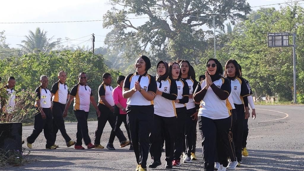 Meriahkan HUT Polwan, Polres SBB Gelar Jalan Santai Keliling Piru