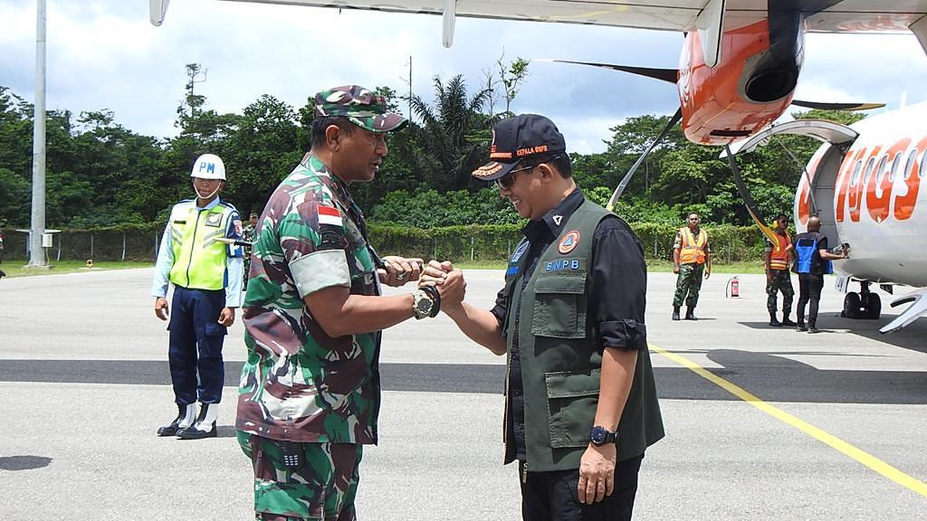 Danlanud Saumlaki Sambut Kedatangan Kepala BNPB RI di Base Ops Lanud IG Dewanto