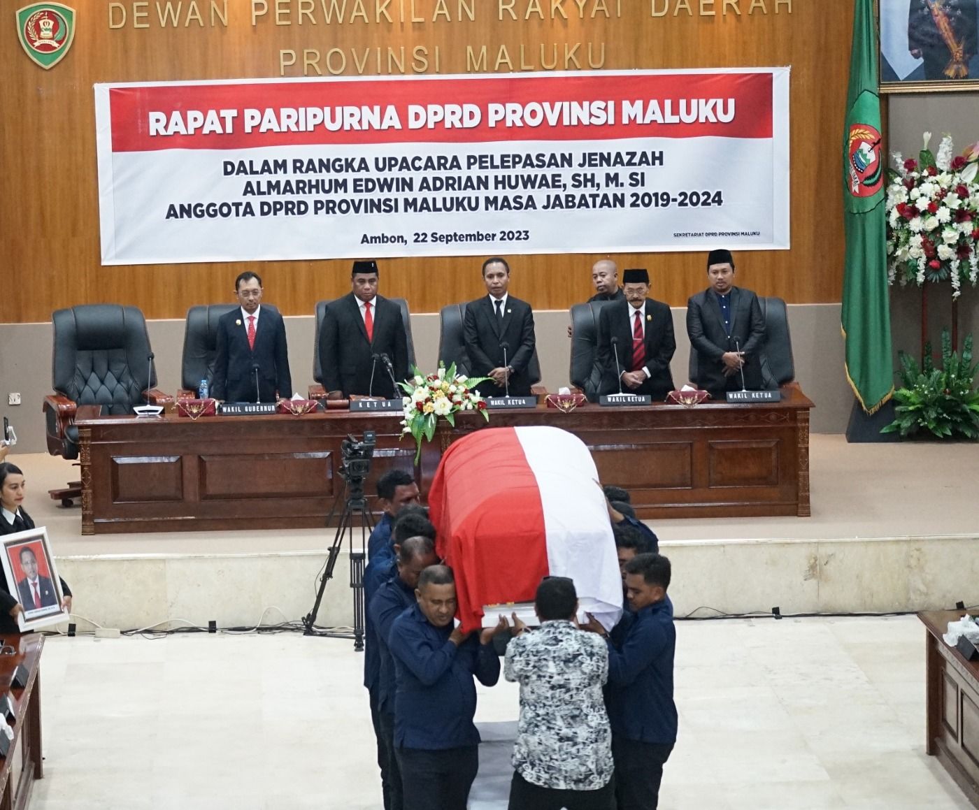 PARIPURNA PELEPASAN JENAZAH ALM. EDWIN HUWAE, WAGUB : ALMARHUM TELAH MENGABDIKAN DIRINYA UNTUK KEMAJUAN DAERAH INI