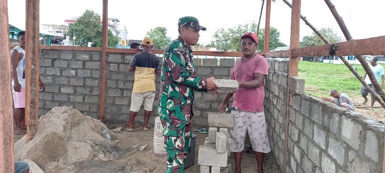 Manunggal Dengan Rakyat, Babinsa Koramil 1504-04/Salahutu Ikut Membantu Pembangunan Rumah Warga