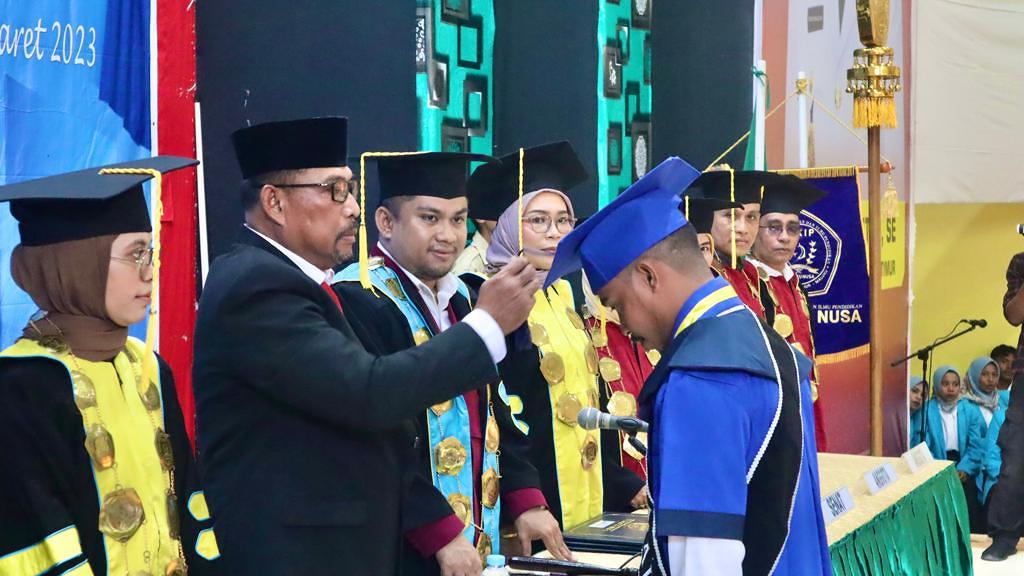 STKIP ITA WOTU NUSA WISUDAKAN 96 SARJANA, GUBERNUR MALUKU HARAP WISUDAWAN JADI PELOPOR BAGI MASYARAKAT.