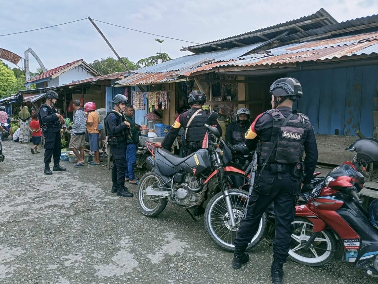 Patroli Kamtibmas Brimob Piru Sambangi Pedagang Dan Pantau Aktifitas Masyarakat