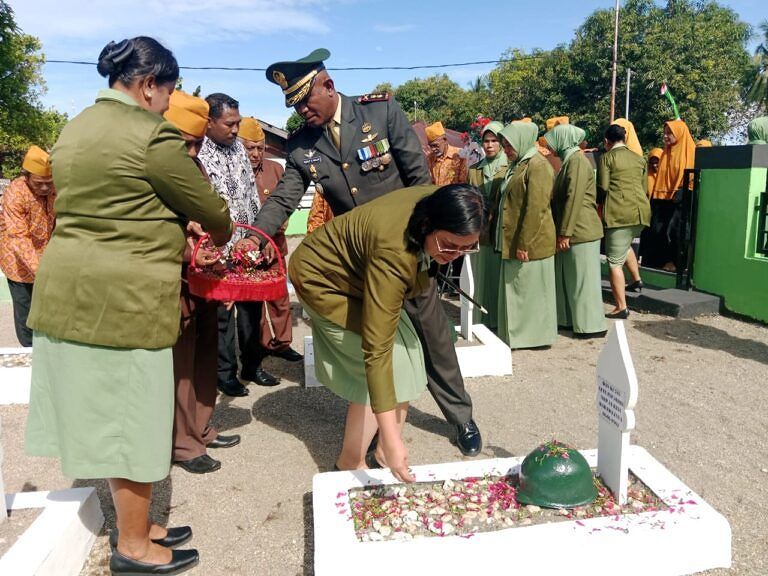 Ziarah Kodim 1513/SBB Di Makam Pahlawan Desa Lisabata