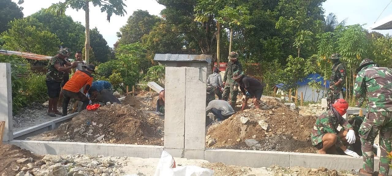 Personil DenZipur 5/CMG Kodam XVI Pattimura Mulai Bangun Rumah Pertama Warga Kariuw