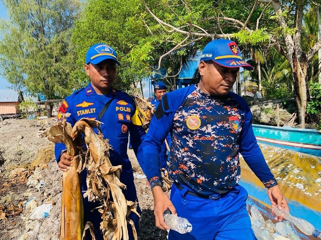 BERSIH PANTAI DAN PENANAMAN MANGROVE MEWARNAI PERINGATAN HUT POLIRUD KE-73 POLRES SBB