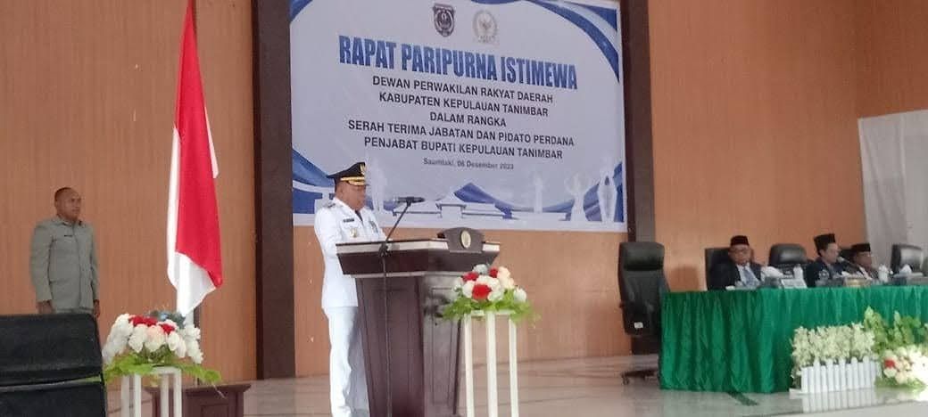 Piterson Rangkoratat Sampaikan Pidato Perdana di Sidang Paripurna DPRD KKT