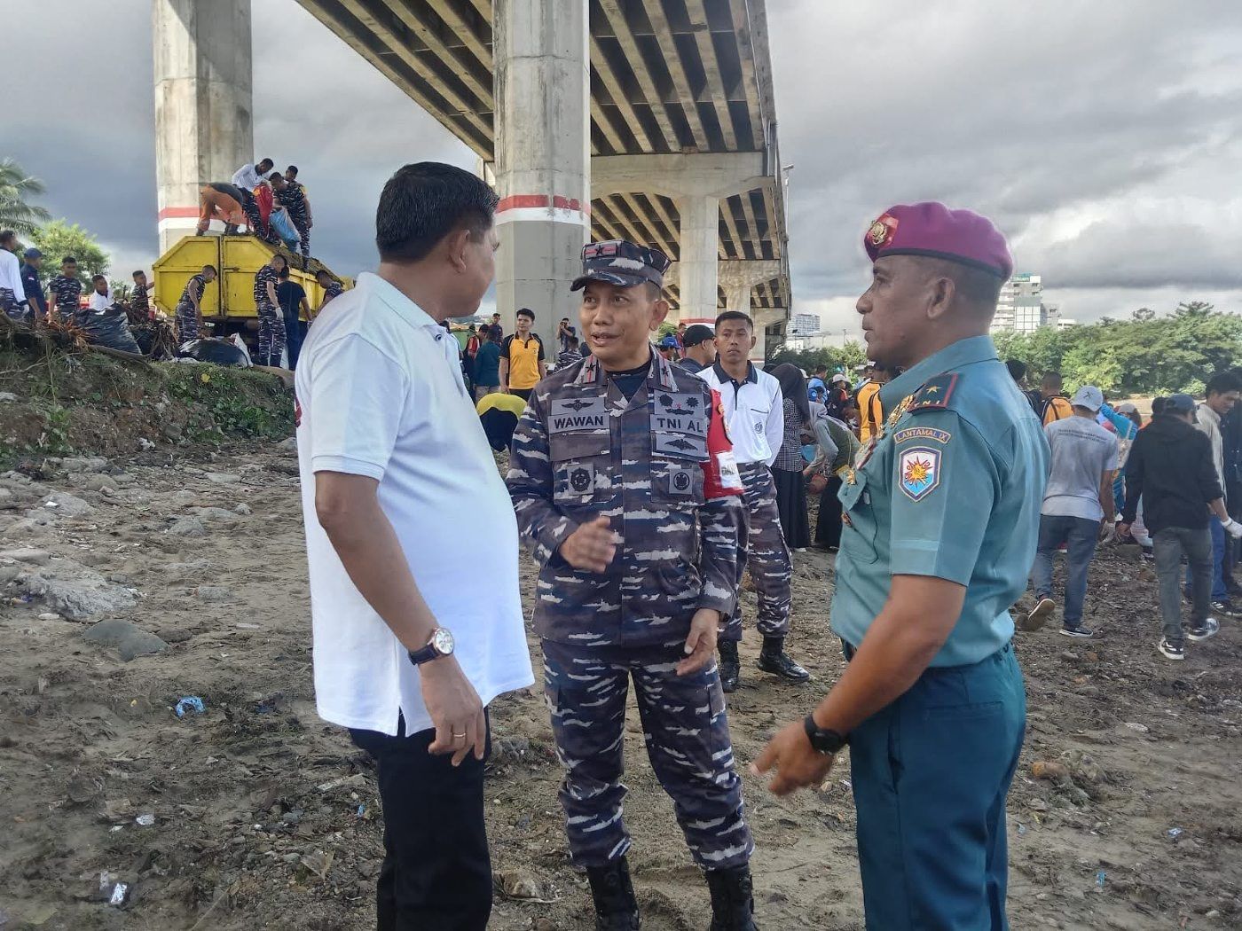 Operasi Trisila 24 TNI AL Membantu Pemkot Ambon Dalam Upaya Menjaga Teluk Ambon Dari Sampah.