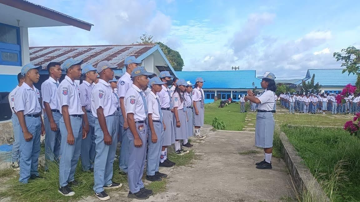 Gelar Upacara Bendera Rutin di Tiap Sekolah, Kanit Lantas Polres Keptan Sampaikan Edukasi dan Imbauan. 