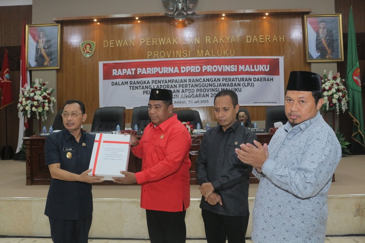 Orno menyerahkan Rancangan Peraturan Daerah (Ranperda)  Ke DPRD Provinsi Maluku