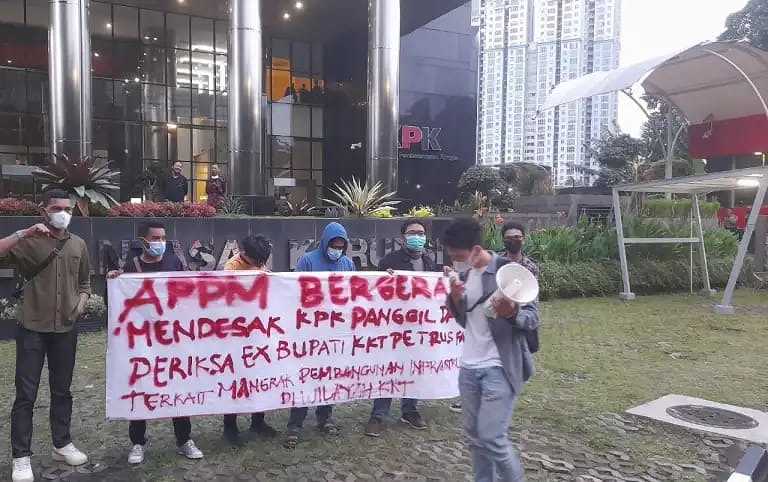 Gelar Unjuk Rasa, Aliansi Pemuda Peduli Maluku Desak KPK Panggil Petrus Fatlolon