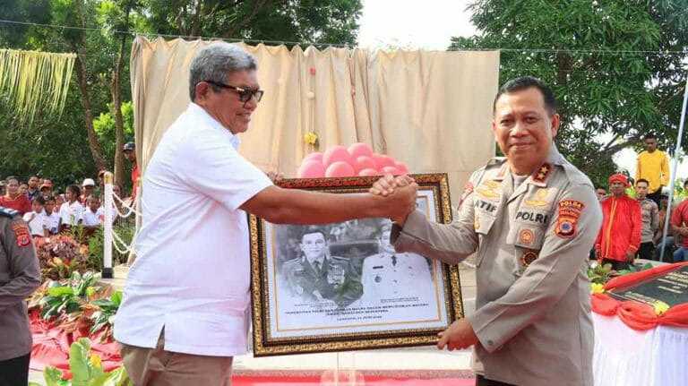 Bupati Malra Apresiasi Inisiatif Kapolda Maluku Bangun Monumen Karel Sadsuitubu