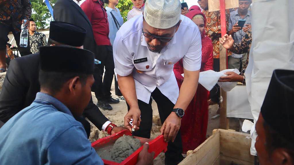 GUBERNUR LETAKAN BATU PERTAMA PEMBANGUNAN MASJID NURUL HUDA MURAD ISMAIL