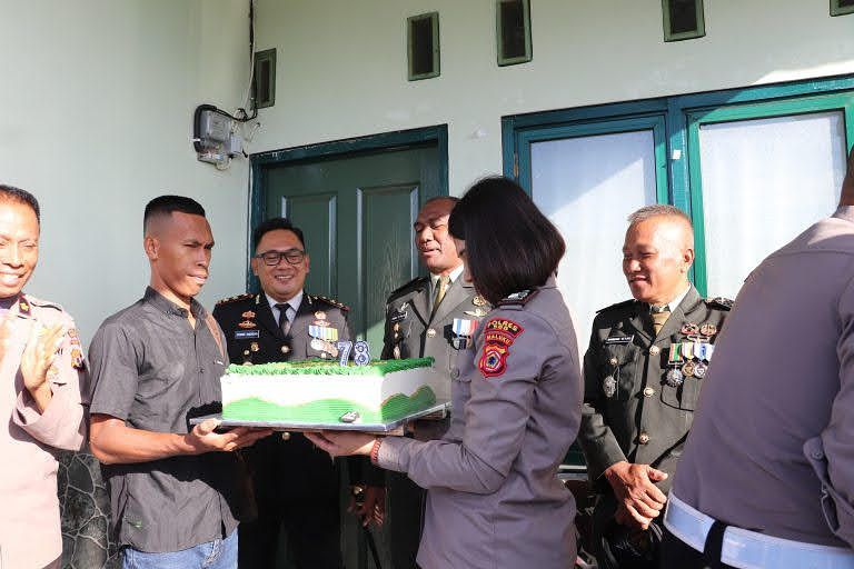 Kapolres SBB Berikan Kue Dan Hadiri HUT TMI