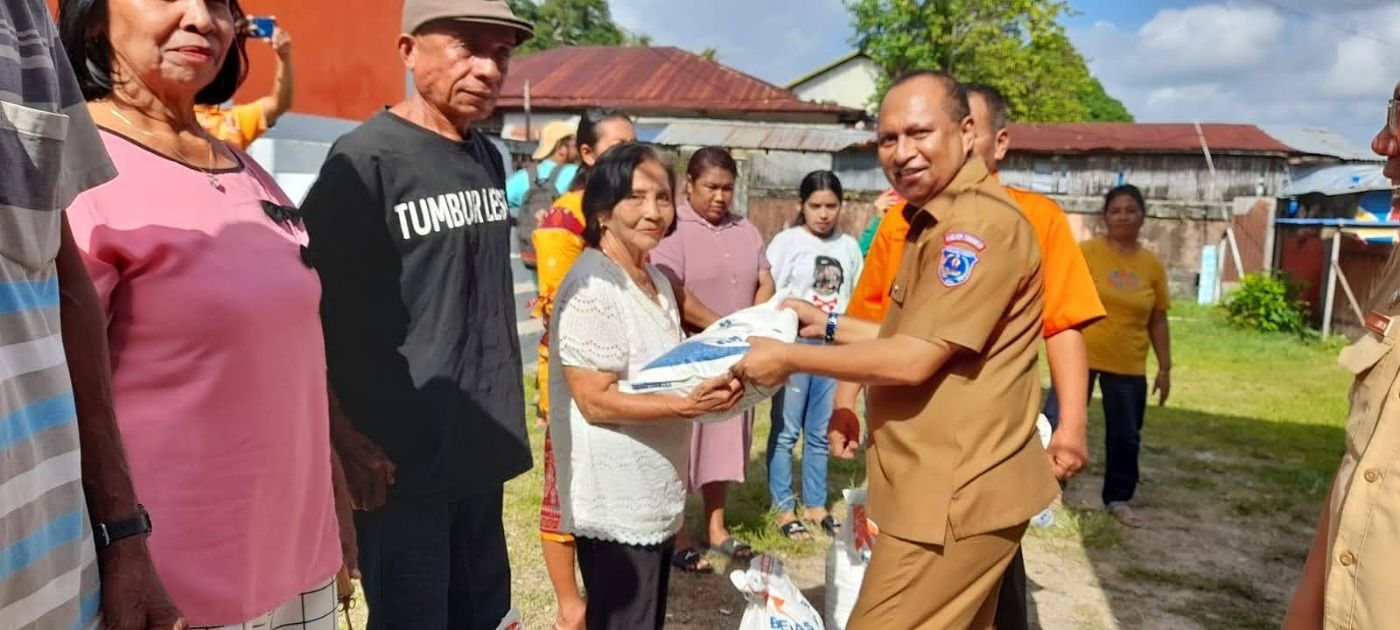 Pj.Bupati KKT Serahkan Bantuan Pangan ke Warga, Ini Rincian Jumlahnya