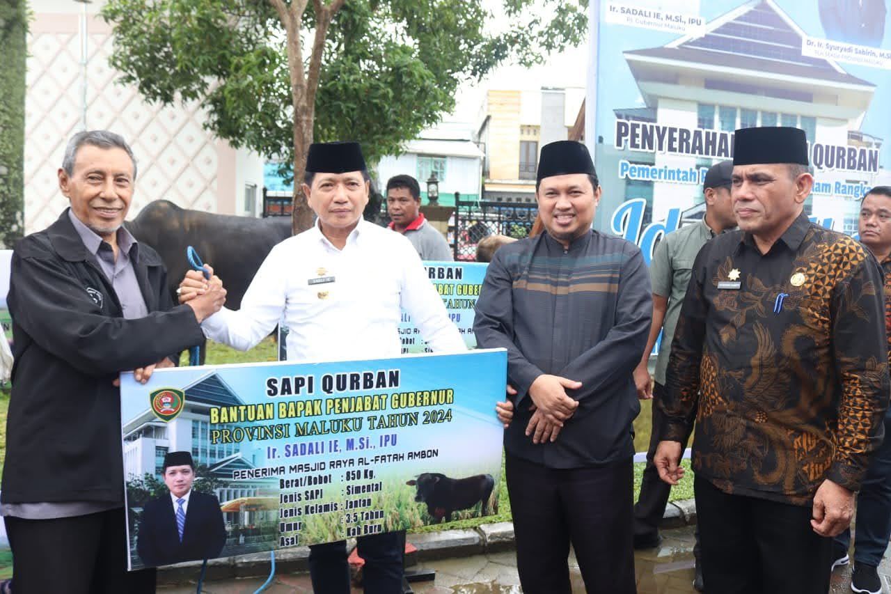 Pj Gubernur Maluku Serahkan Hewan Qurban Ke Mesjid Al-Fatah Ambon