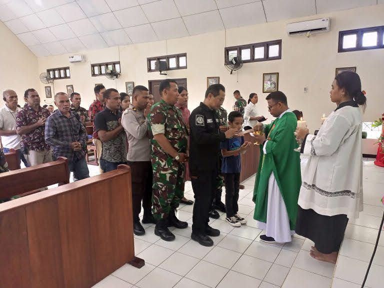 Personil TNI Polri Sinergitas Melakukan Ibadah Misa Syukuran Hari Bhayangkara Ke 77