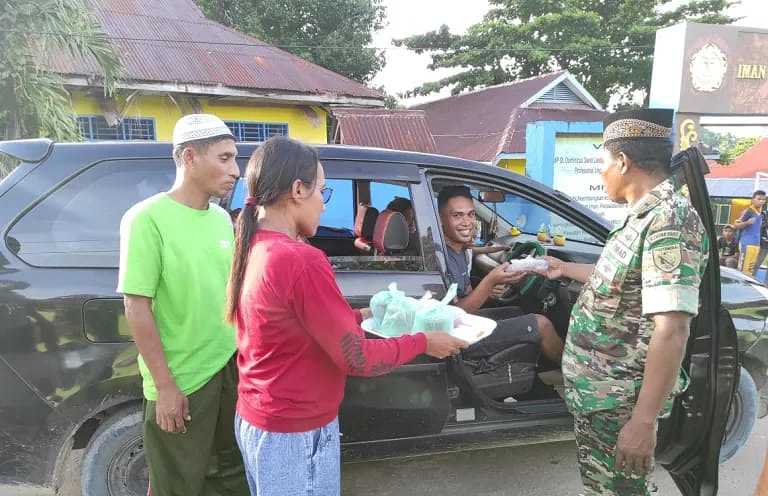 Koramil 1507-01 Larat Bagikan Takjil Gratis Kepada Pengguna Jalan