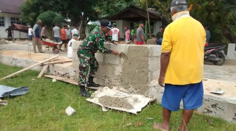 Kodim 1504/Ambon : Babinsa Koramil 1504-08/Nusalaut, Dukung Fungsi Penataan Desa Di wilayah