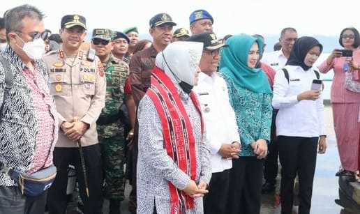 WIDYA KUNJUNGI RUMAH LITERASI DESA LAMAHANG - BURU