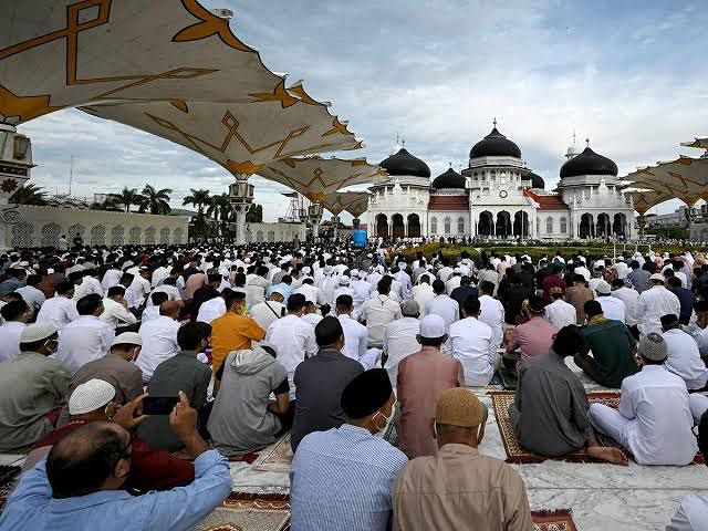 Ribuan Umat ​​Islam Salat Idul Fitri di Masjid Al-Fatah Ambon