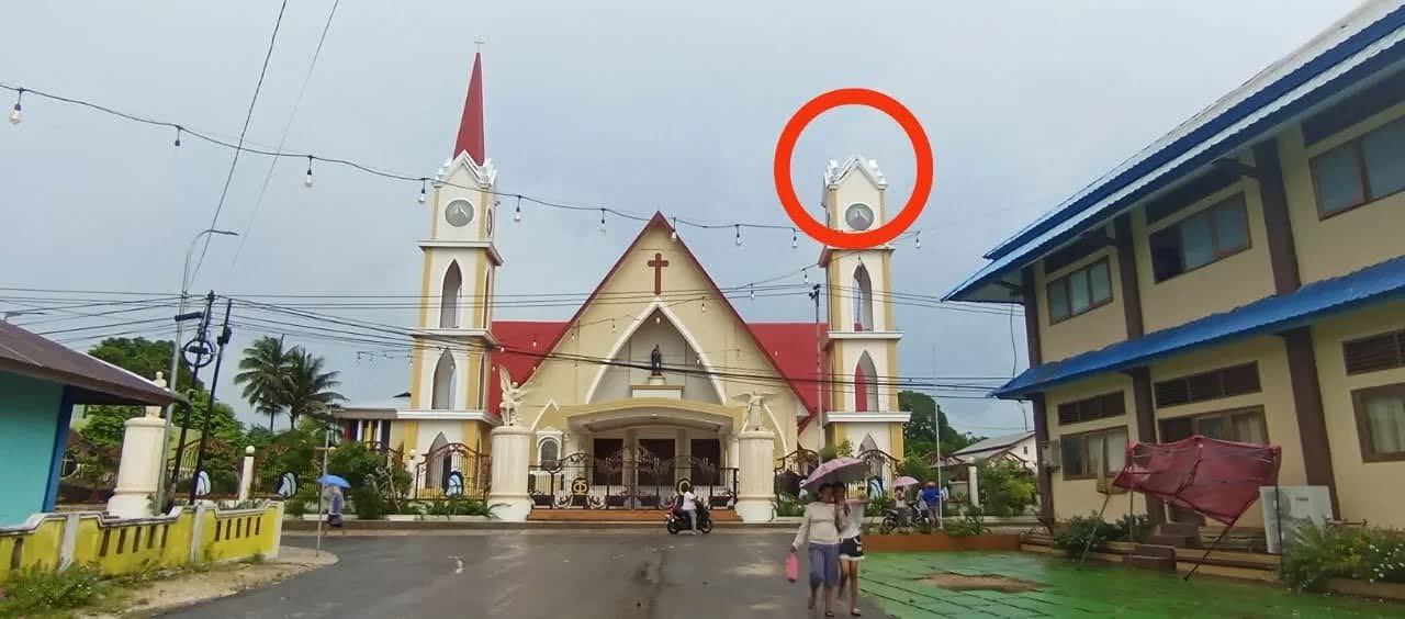 Diterpa Badai Angin Kencang, Bagian Atas Menara Lonceng Gereja Katedral Langgur Roboh