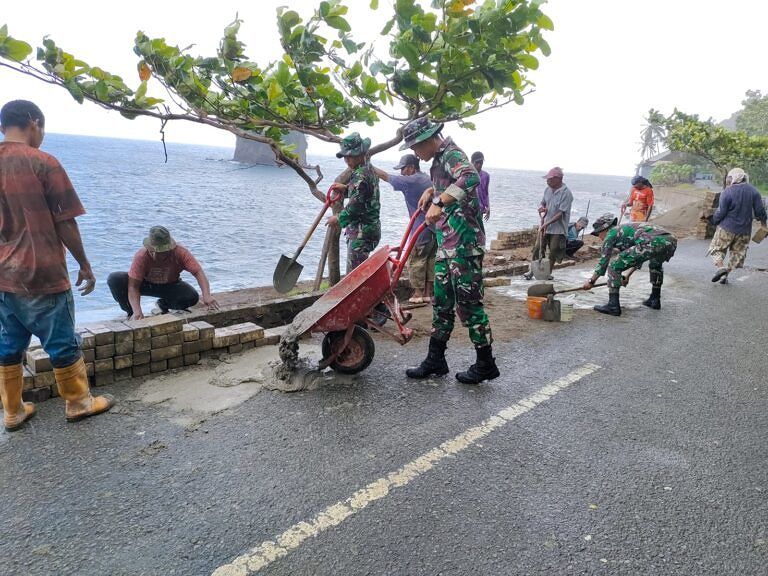 Bentuk Kepedulian, Satgas Yonarmed 1 Kostrad Bangun Talud Jalan Sepanjang Pesisir Pantai