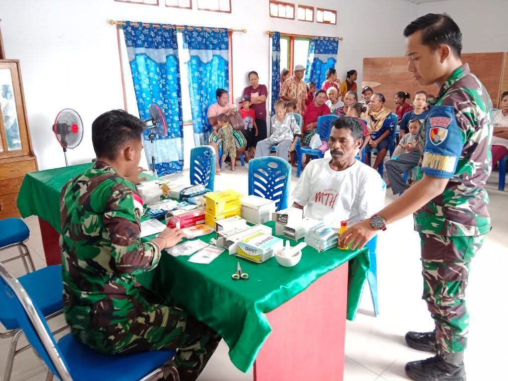 Lanud Dominicus Dumatubun Berikan Pengobatan dan pelayanan Kesehatan Door To Door ke masyarakat Ohoi Evu.