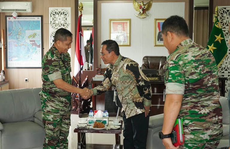 Pj. Bupati Malteng Sambangi Pangdam Pattimura, Gelar Audiens Bahas Keamanan Desa Hitu Dan Wakal