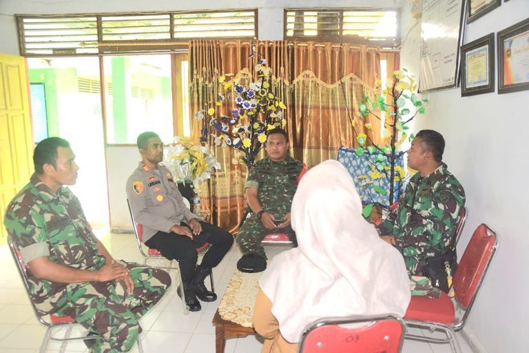 Satgas Opster TNI Pulau Haruku Gandeng Polsek Haruku Berikan Penyuluhan Bahaya Miras Dan Narkoba Kepada Para Pelajar