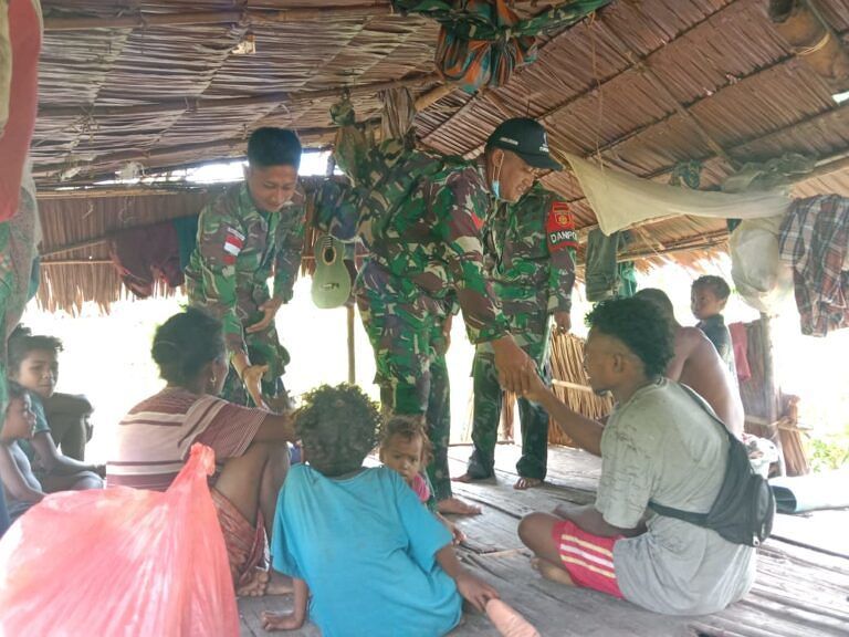 Satgas Yonarmed 1 Kostrad Memasuki Hutan Pedalaman Suku Masuane.