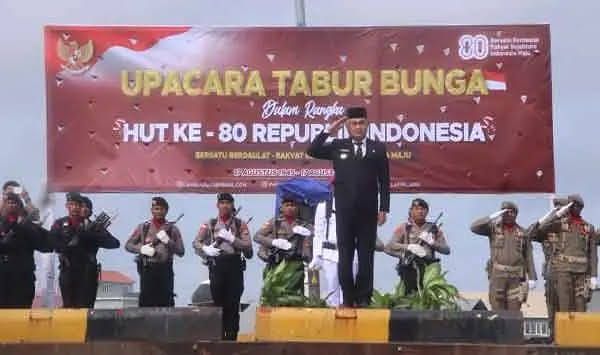 Bupati Kaidel Pimpin Giat Tabur Bunga di Pelabuhan Yos Sudarso Dobo