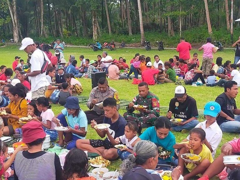 Kebersamaan dan Keakraban Satgas Yonarmed 1 Kostrad pada Acara Tradisi Warga Negeri Hulaliu